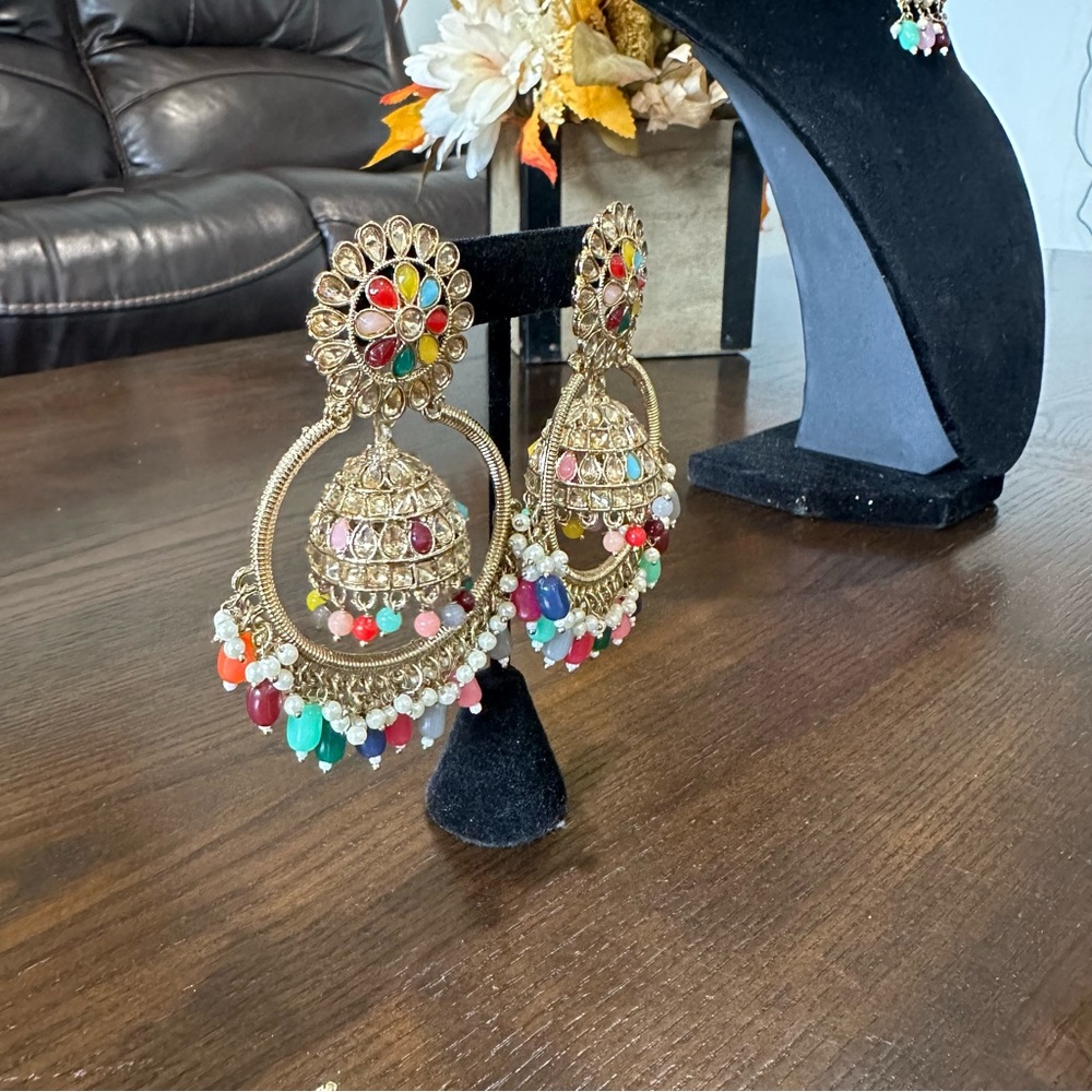 Gold Tone Multicolor Polki Jhumka Earrings Maang Tikka Set - Picture 10 of 12